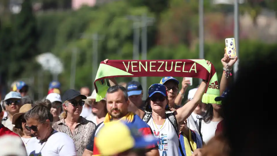 Cerca de 60 pessoas manifestam-se na Madeira para exigir saída de Maduro