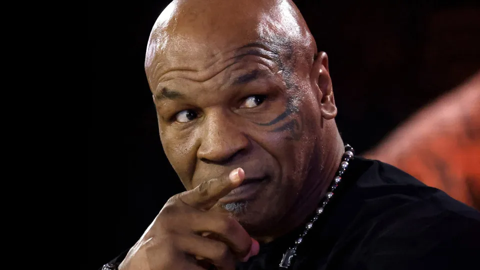 Mike Tyson cede o papel de vilão no improvável regresso ao ringue