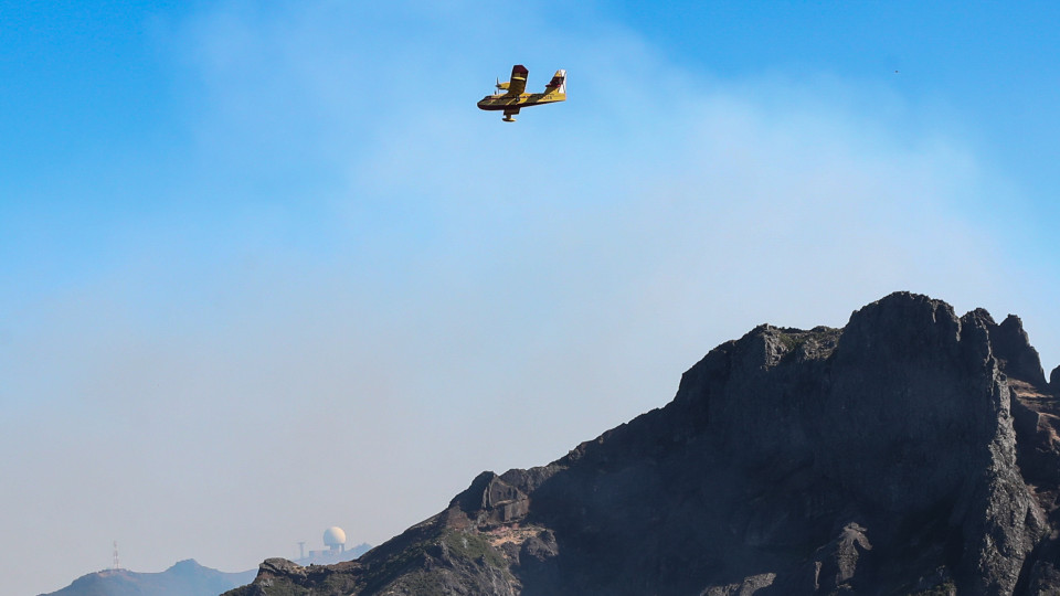 Aviões Canadair atuam na cordilheira central e helicóptero na Ponta do Sol