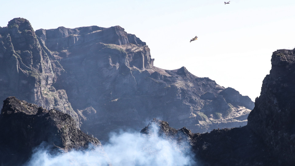 Madeira. Fogo está "praticamente consolidado" mas mantém "pontos quentes"