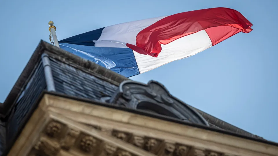 Juros da dívida de França superam por instantes os da Grécia