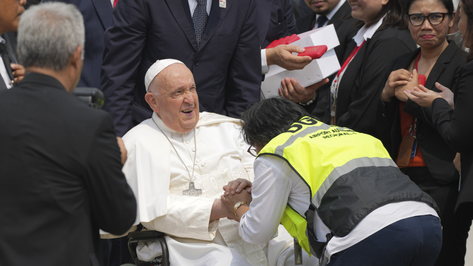 Papa deixa Indonésia rumo à Papua Nova Guiné