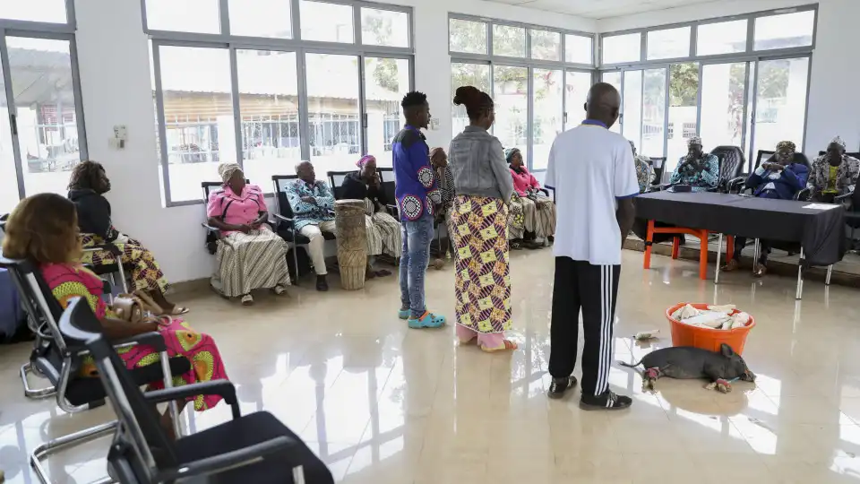 O tribunal de Mbzanza Congo tem mandioca, leitão e uma falsa acusação