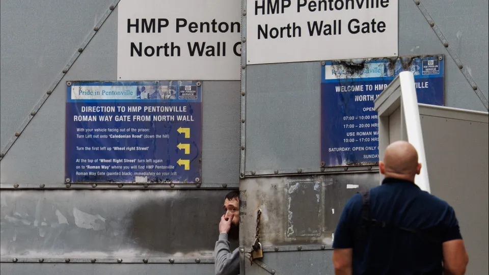 More than 1,700 prisoners released early amidst prison overcrowding in England and Wales