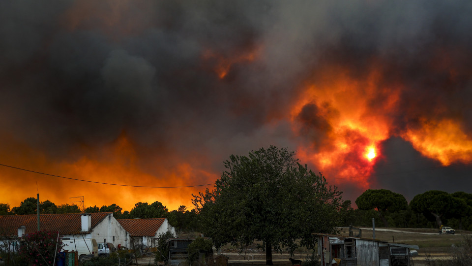 Seixal. 2 grupos de bombeiros de Lisboa reforçam dispositivo no incêndio