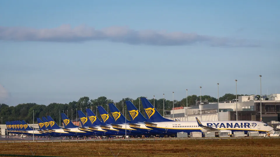 Cortes em Espanha: Ryanair fecha base em Compostela e deixa Vigo