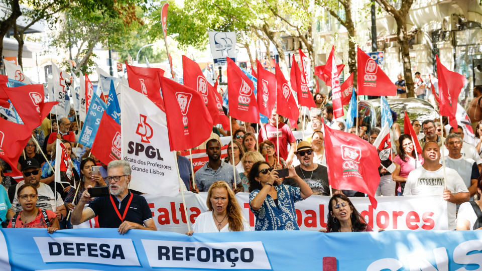 Mais de 100 ativistas sindicais assinalam 45 anos do SNS em protesto