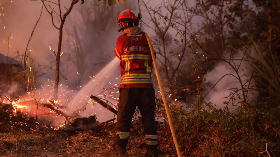 Três casas arderam e idosos deslocados em aldeia de Vila Pouca de Aguiar