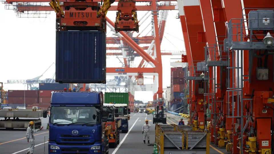 Japan records 4.9 billion US dollar trade deficit in August due to weak yen
