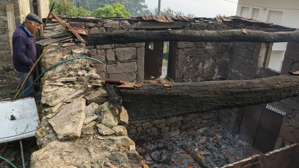 Casas queimadas e várias frentes de fogo em São Pedro do Sul