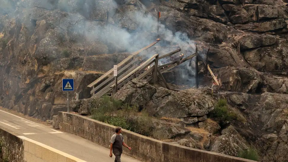 Arouca perdeu quase dois quilómetros de passadiços e continua a arder