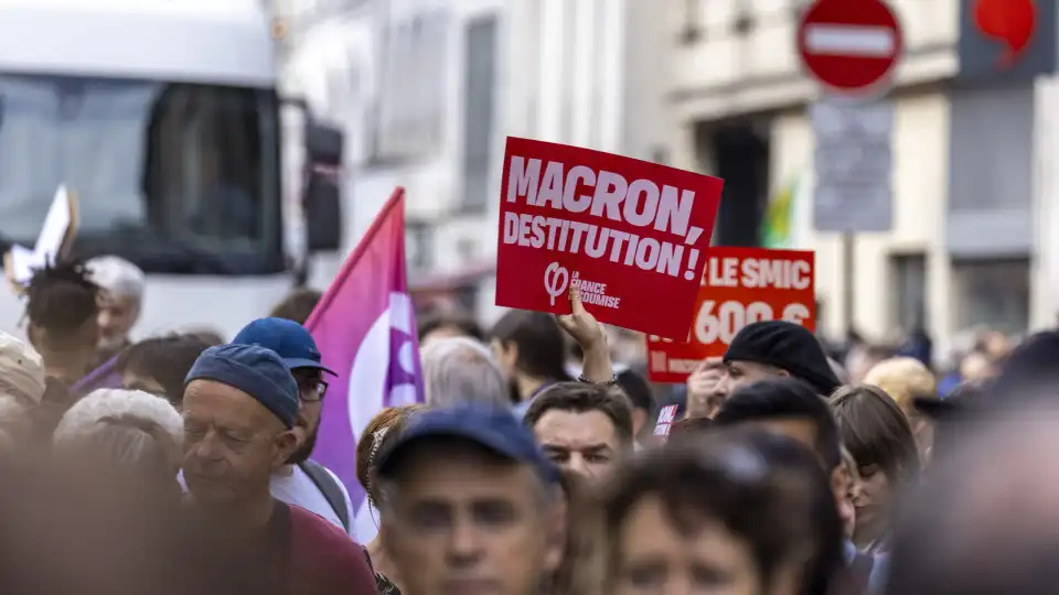 Manifestação contra o 'Governo Macron-Barnier' em Paris junta milhares