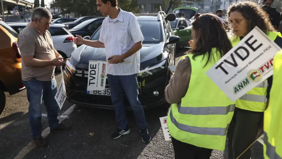 Motoristas e parceiros TVDE rumam ao parlamento em protesto