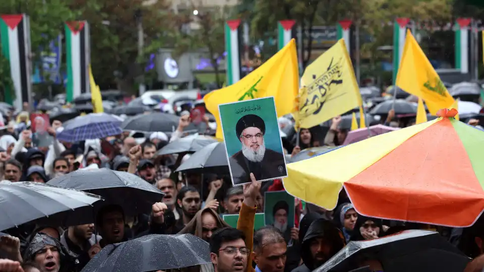 Milhares de iranianos em protesto pedem vingança pela morte de Nasrallah