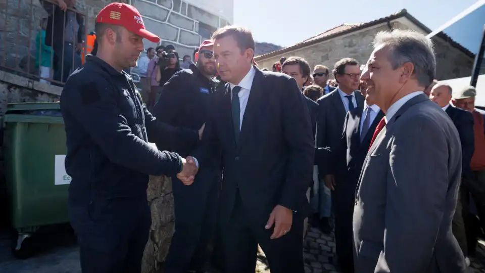 Marcelo e Montenegro sobrevoaram área ardida em Vila Real