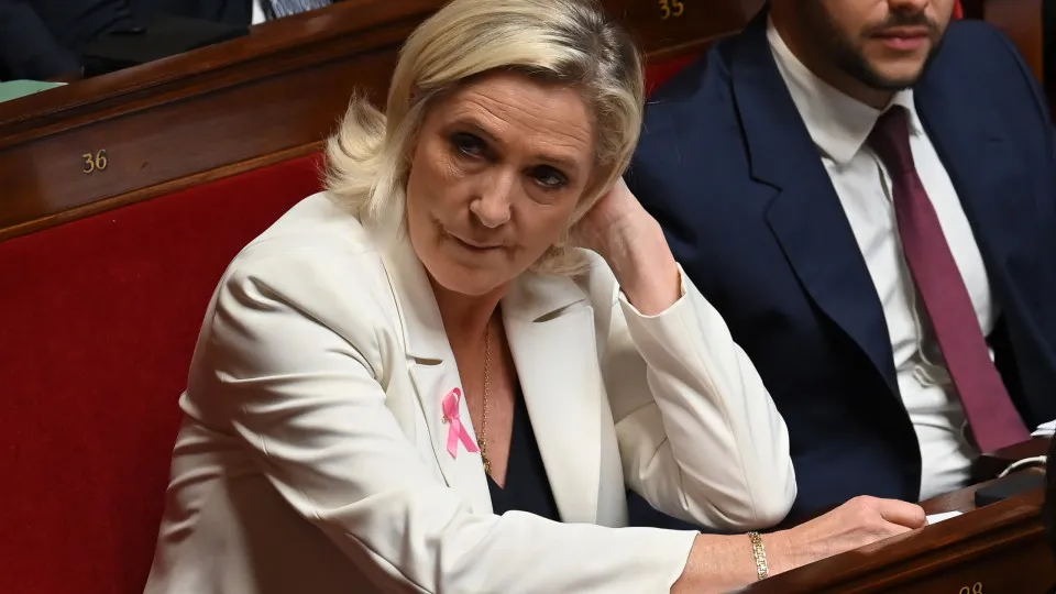 Marine Le Pen faz ultimato a PM francês para salvar Governo de coligação