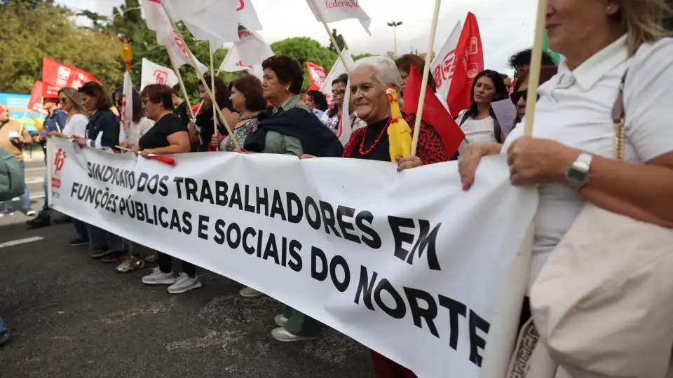 Centenas de trabalhadores não docentes protestam por melhores condições