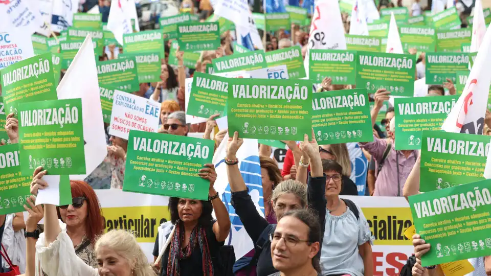 Centenas de professores de todo o país concentrados no Rossio em Lisboa