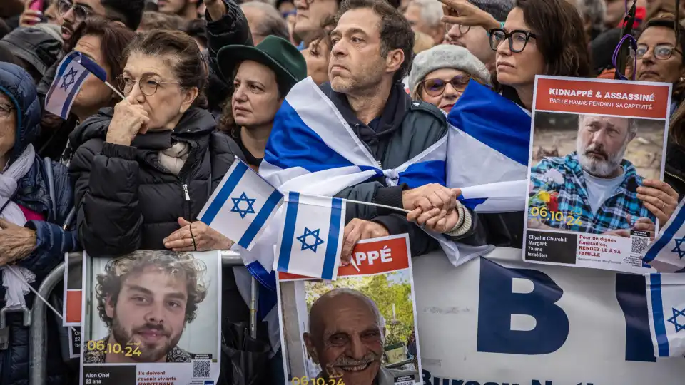 Milhares de manifestantes pró-Israel concentram-se na Torre Eiffel