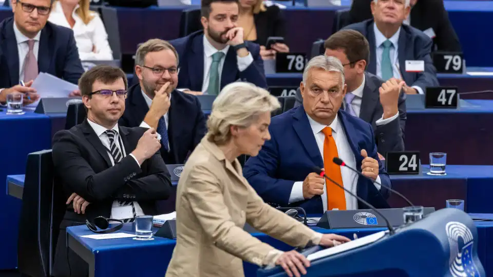 Eurodeputados à Esquerda entoam 'Bella Ciao' após intervenção de Orbán