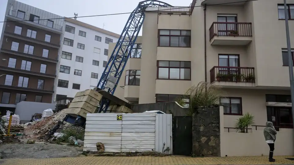 Queda de grua em Gaia devido ao mau tempo desalojou quatro pessoas