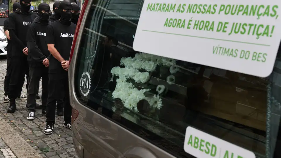 Lesados do BES usam carro funerário para protesto junto ao tribunal