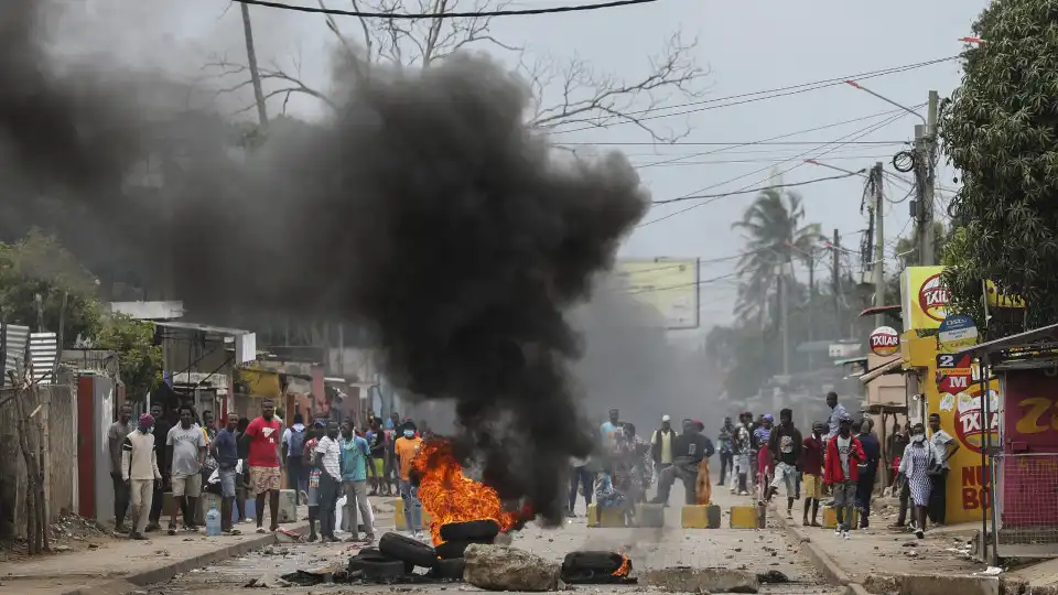 Pneus em chamas, fumo negro e cheiro a gás lacrimogéneo em Maputo