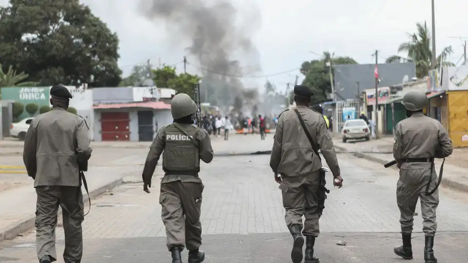 Rasto de destruição em várias artérias centrais de Maputo após confrontos