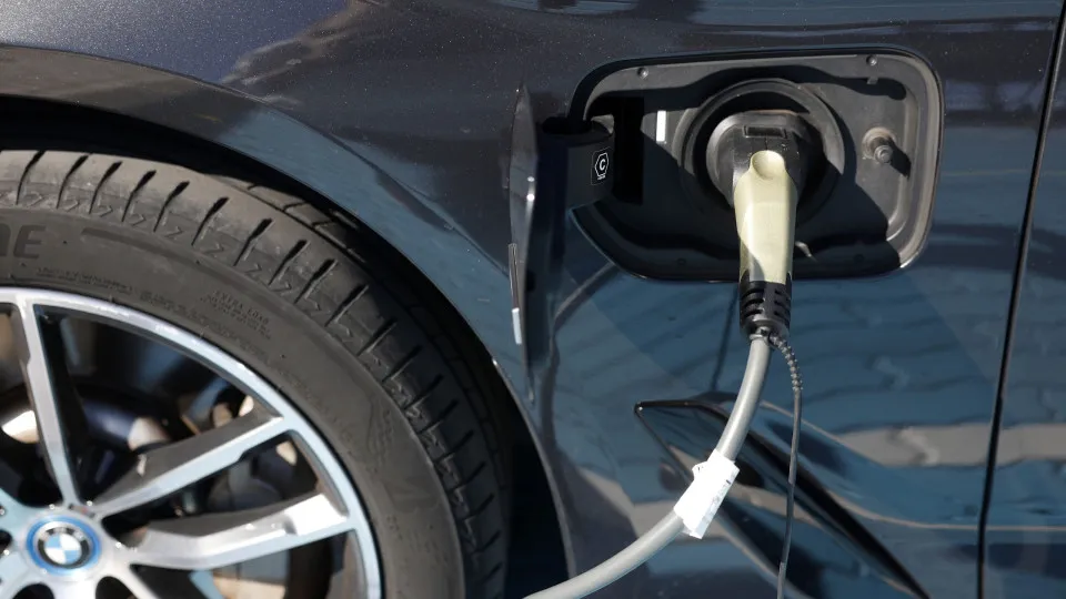 Matrículas de carros eletrificados sobem 29,7% até março apesar de queda da Tesla