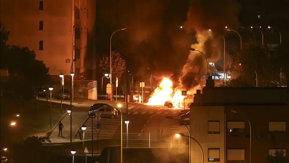 Caixotes de lixo incendiados em vários concelhos de Lisboa esta noite