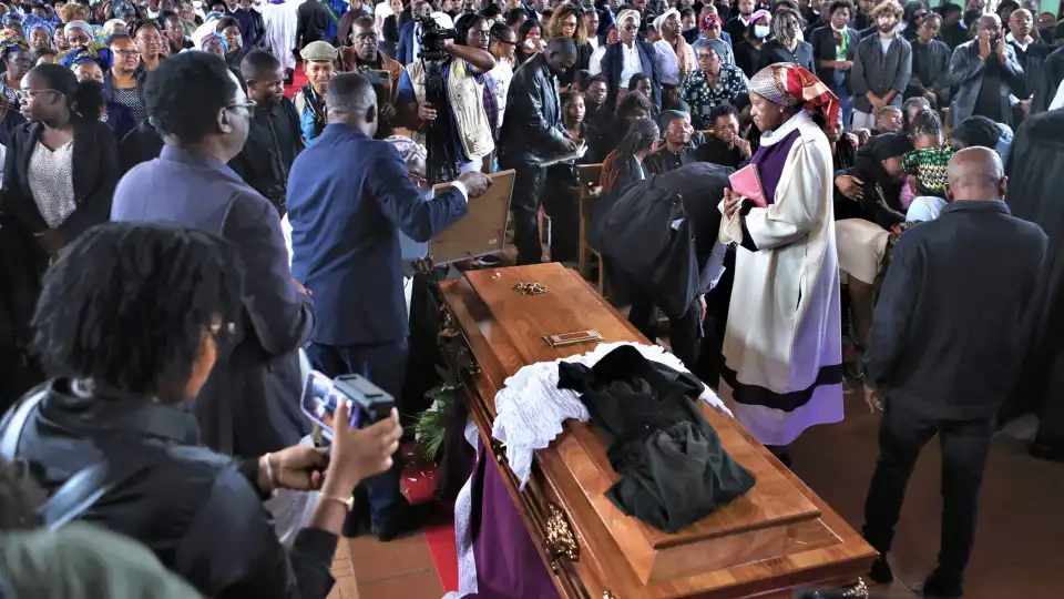 Moçambique. Milhares no funeral de advogado de Venâncio Mondlane