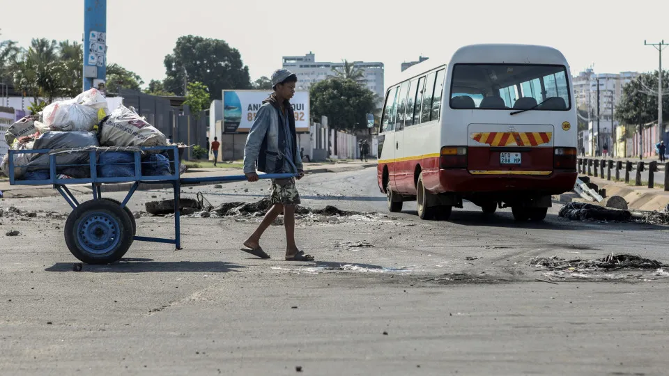 Moçambique/Eleições: Em Maputo tenta-se trabalhar entre a destruição dos confrontos 
Maputo