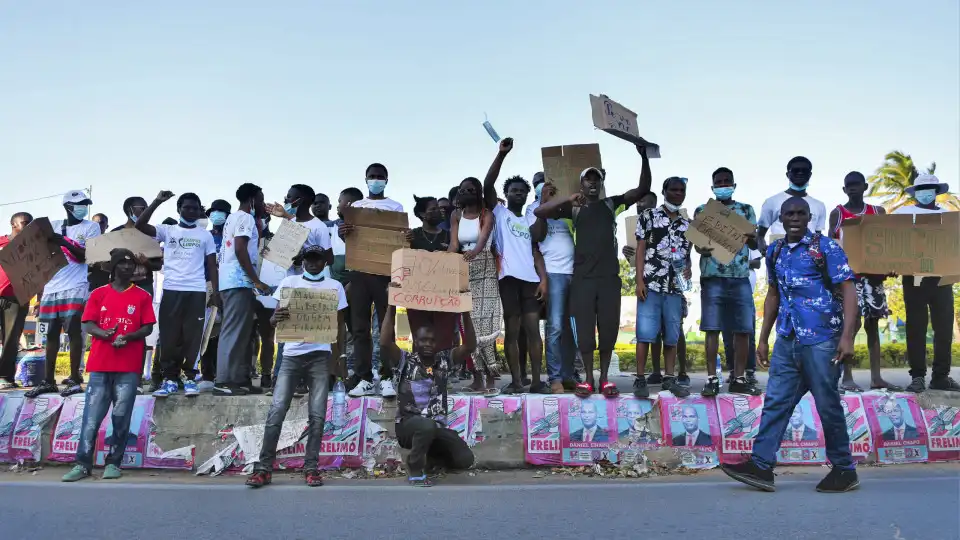 Maputo volta à normalidade sem internet e com estudantes na rua