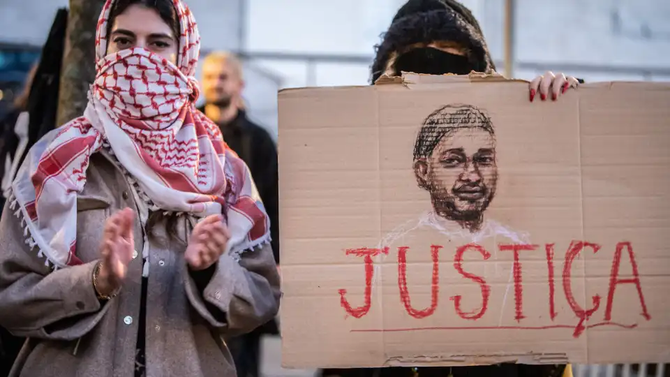 Duas centenas protestam no Porto em solidariedade com Odair Moniz