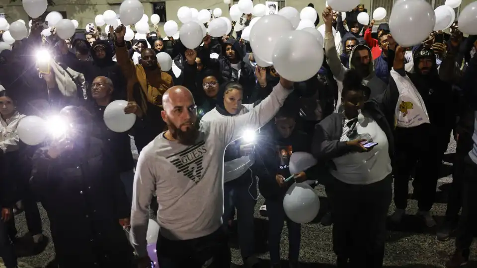 Mais de uma centena de pessoas em vigília no Bairro do Zambujal por Odair