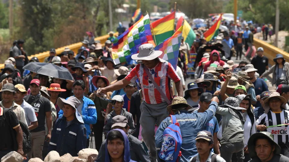 Sociedade civil pede "pausa humanitária" nos bloqueios rodoviários na Bolívia