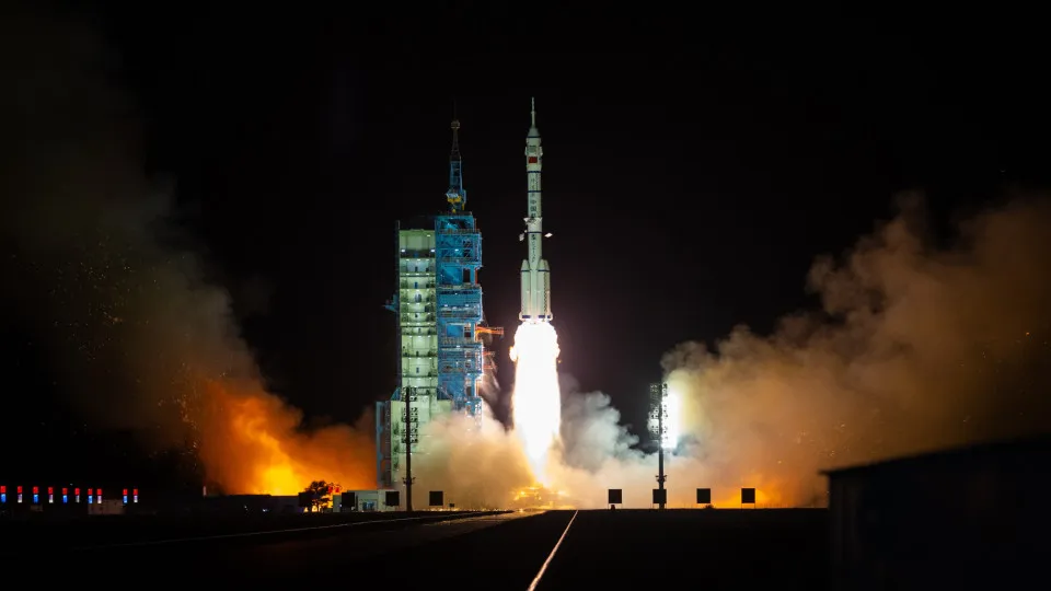 Nave espacial tripulada Shenzhou-19 acopla-se à estação espacial chinesa