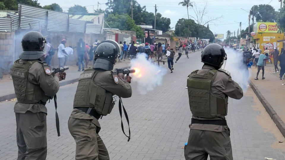 Entre tensão e negociação, polícia moçambicana dispersa manifestação