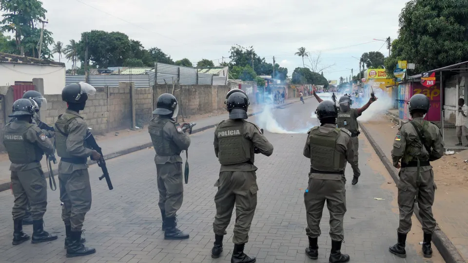 Polícia usa gás lacrimogéneo para dispersar manifestação em Maputo