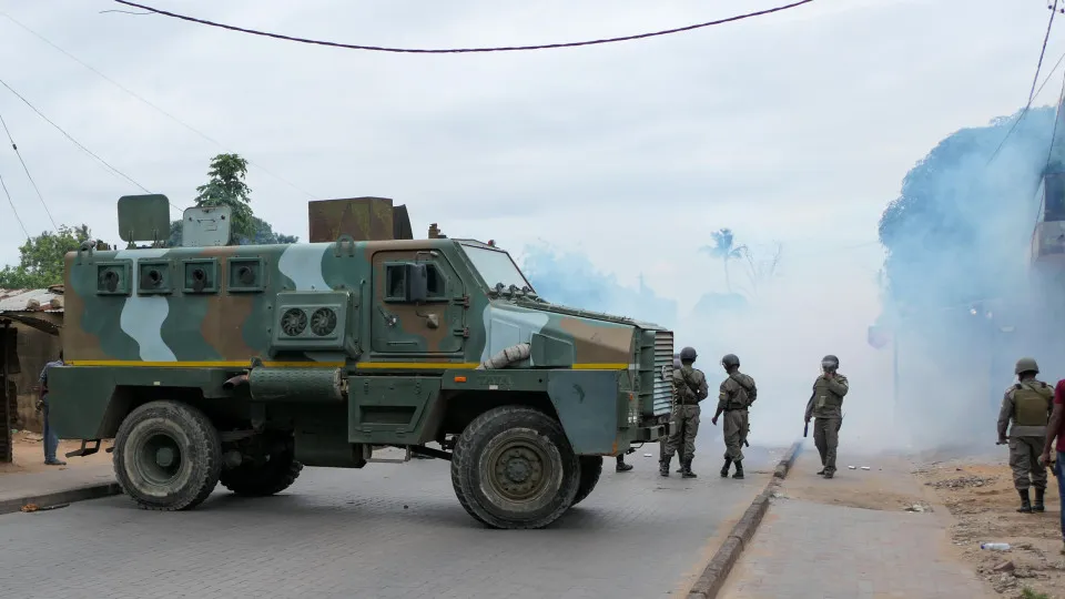 Pelo menos 36 polícias feridos em confrontos em Moçambique