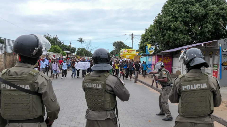 Polícia dispersa com gás lacrimogéneo manifestantes pró-Venâncio Mondlane