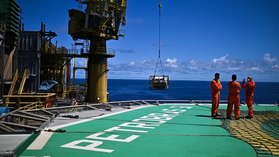 Lucros da petrolífera brasileira Petrobras caem 42,7% até setembro