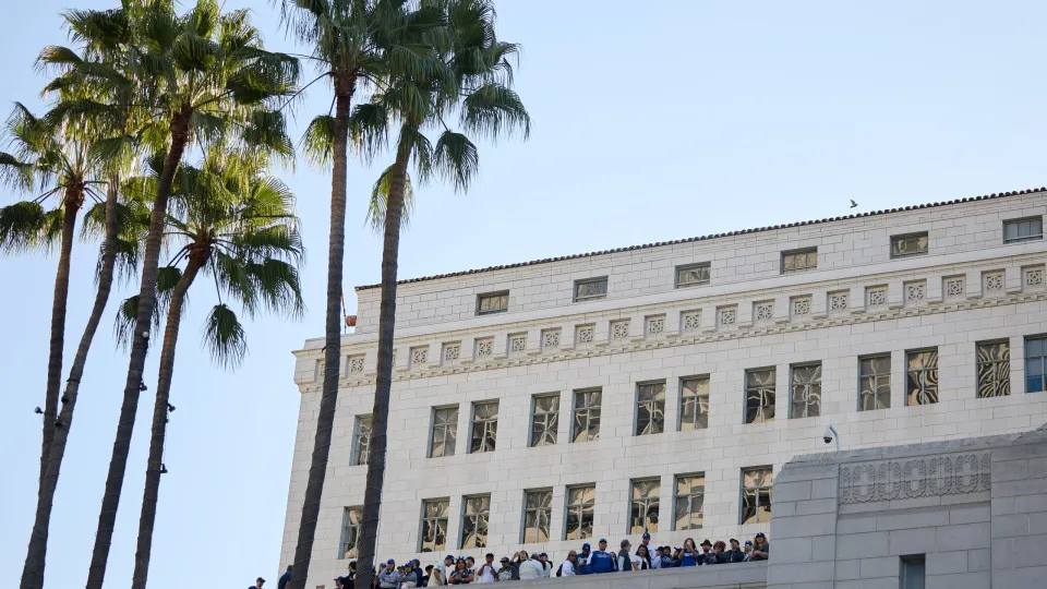 Câmara de Los Angeles evacuada após automóvel embater na escadaria