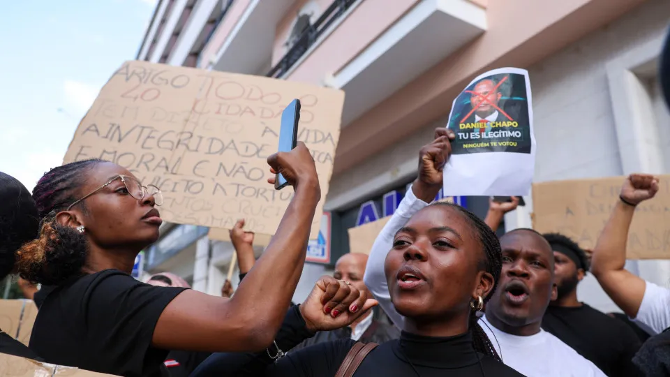 Polícia dispersa com gás lacrimogéneo centenas de manifestantes em Maputo