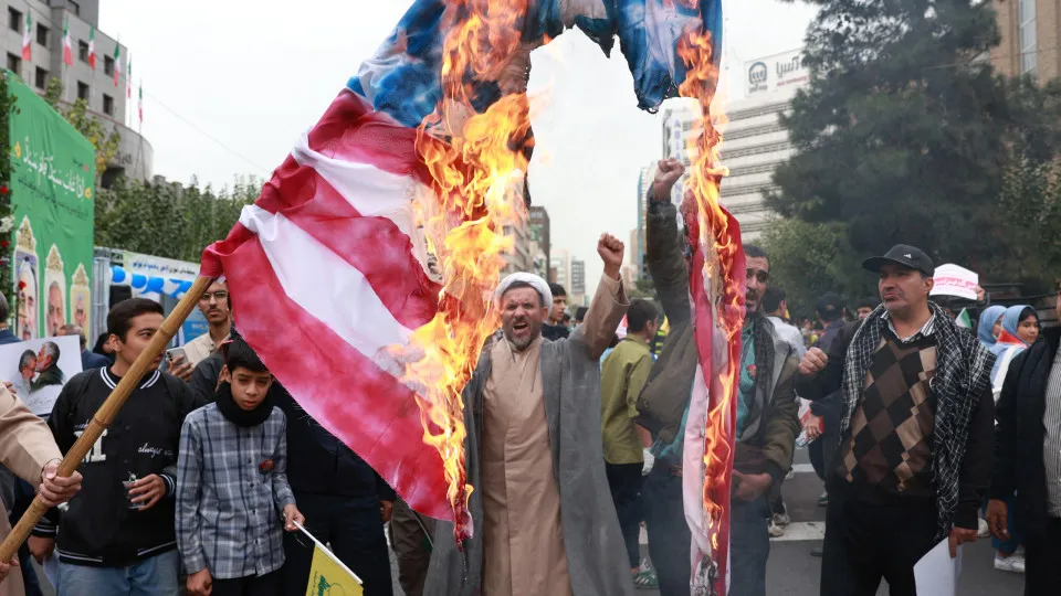 Centenas de iranianos na rua pelo aniversário da crise dos reféns de 1979