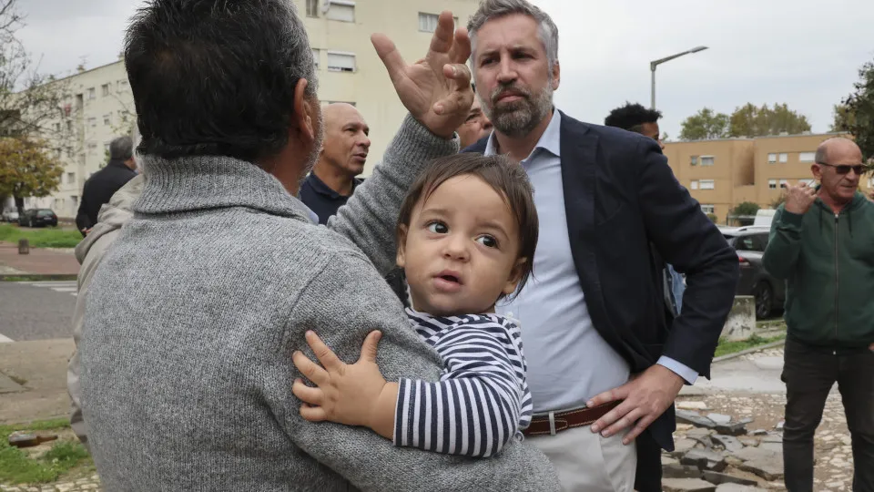 "É um padrão". Pedro Nuno critica Montenegro por não ter ido a bairros