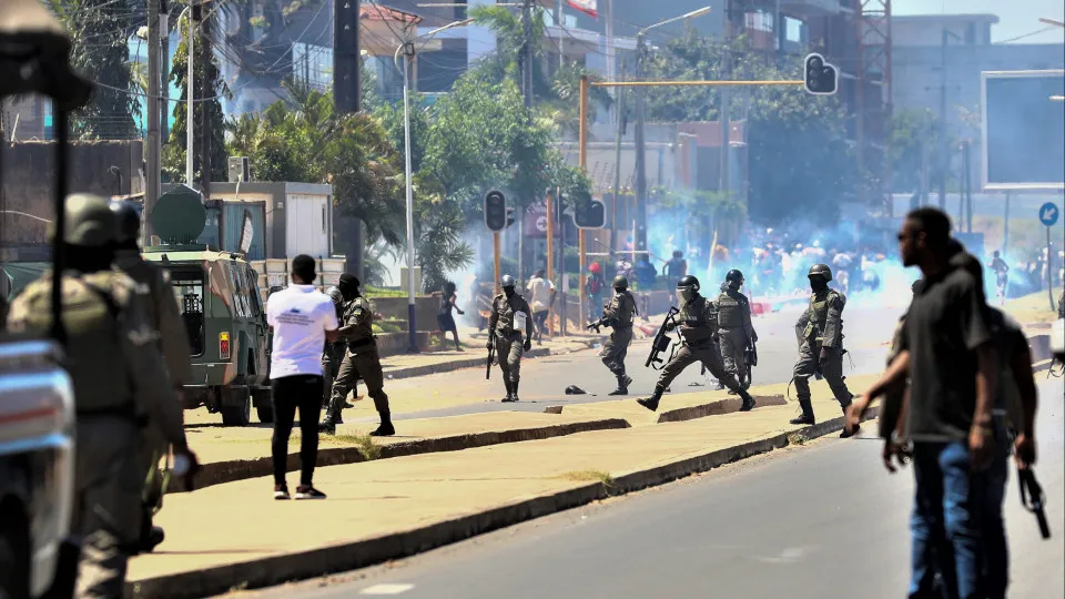 Polícia moçambicana diz que "basta" de manifestações e paralisações