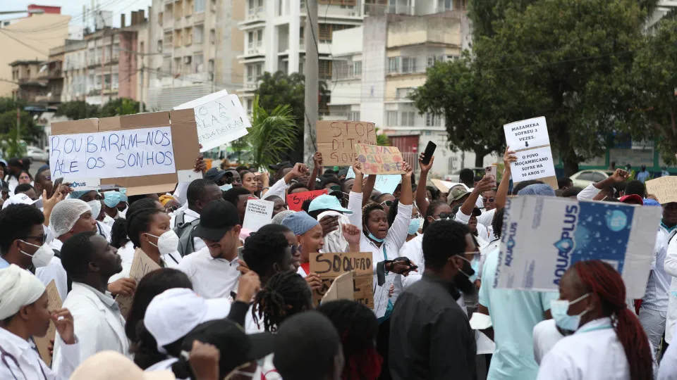 Médicos marcharam em Maputo pedindo "parem de matar o nosso povo"