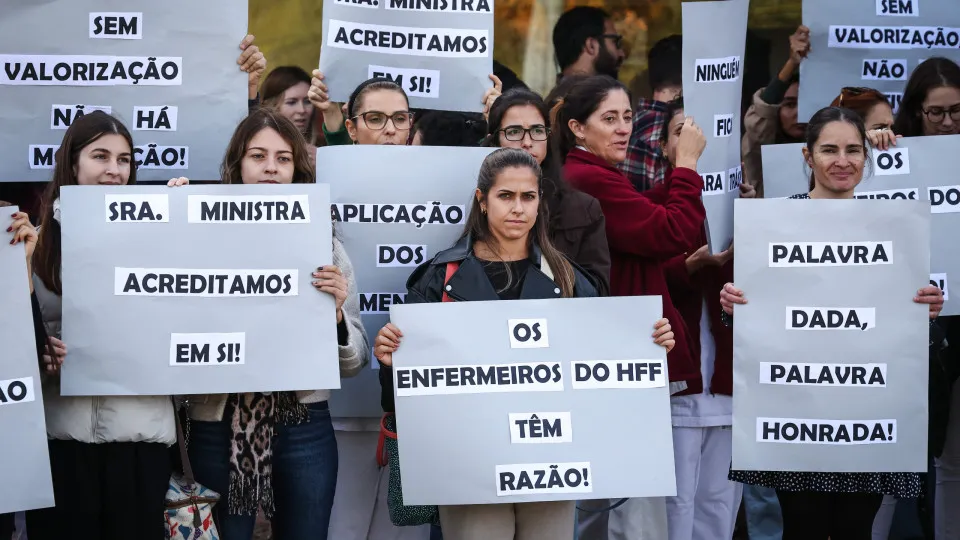 Dezenas de enfermeiros do Amadora-Sintra exigem fim de discriminação salarial