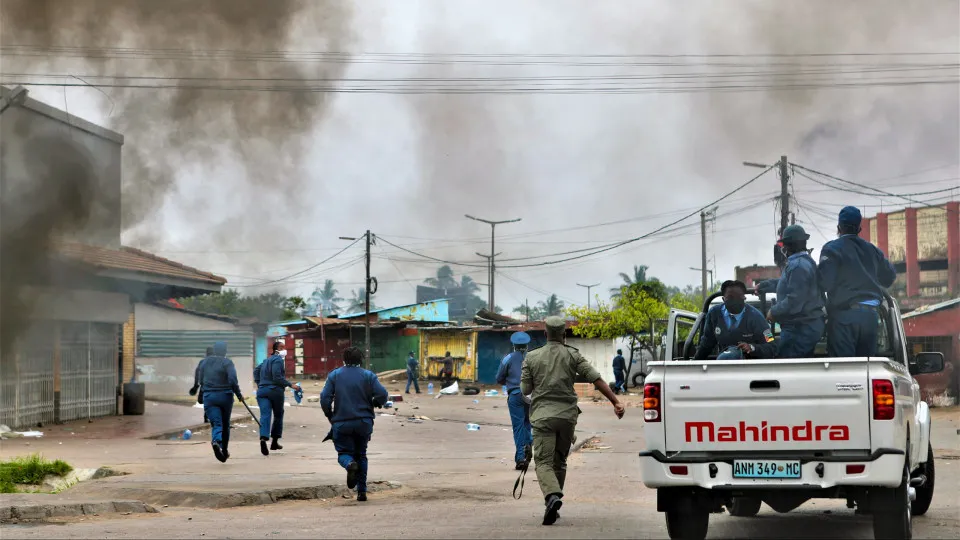 Fumo negro, pilhagens, estouros e gás lacrimogéneo levam caos a Maputo